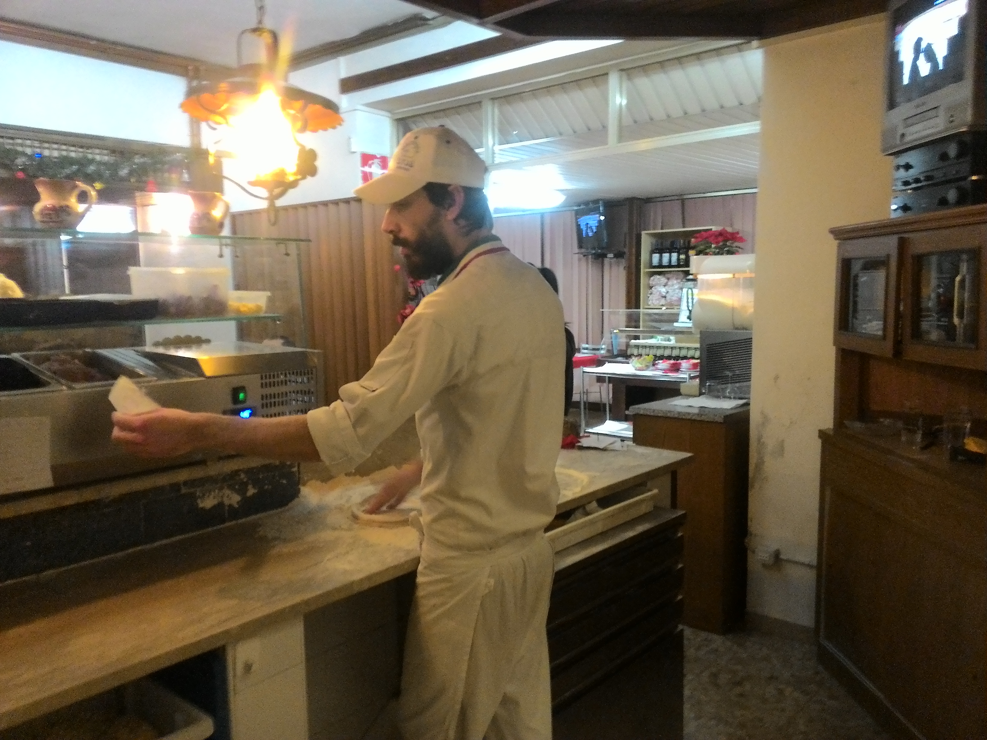 Filip prepara una pizza